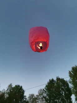 Moniväriset riisilyhdyt
