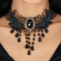 Musta helmikoristeinen choker-kaulakoru