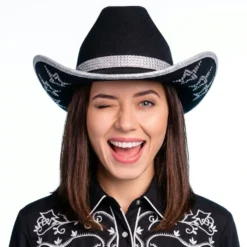 Musta strassitähtinen cowboyhattu