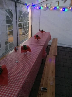 Punavalkoruudullinen Muovipöytäliina