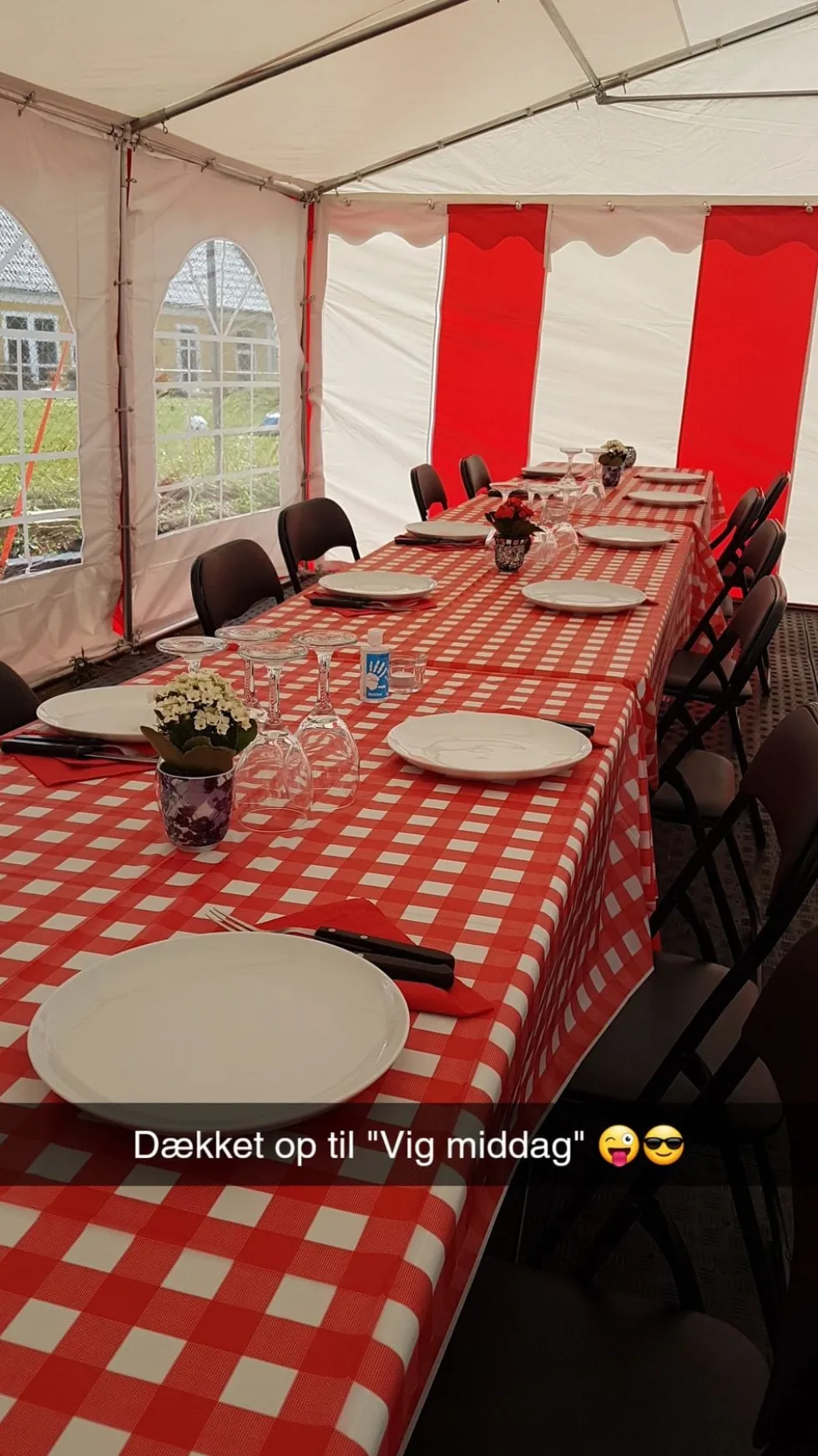Punavalkoruudullinen Muovipöytäliina