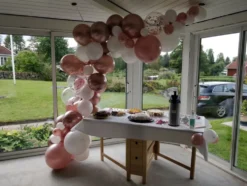 Ruusu­kultainen ilmapallokaari