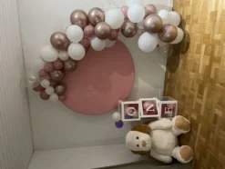 Ruusu­kultainen ilmapallokaari