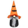 Seisova halloween­tonttu Lepakoilla