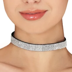 Strassikoristeinen choker-kaulakoru