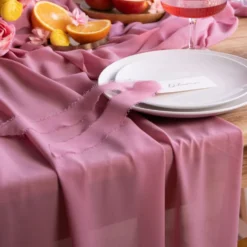 Vaaleanpunainen Chiffongipöytäliinaraita