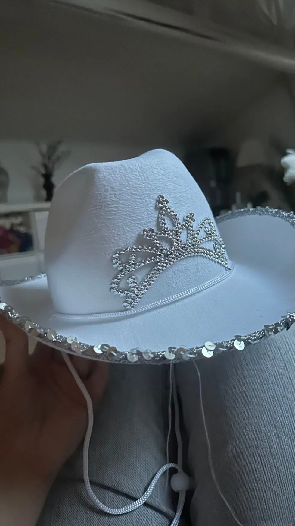 Valkoinen Cowboyhattu ja Tiara
