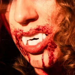 Valkoiset Vampyyrinhampaat Muovia
